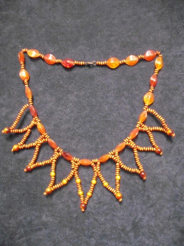 Na sliki se nahaja lesena ogrlica