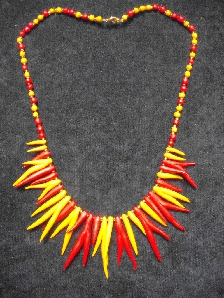 Na sliki se nahaja ognjena ogrlica