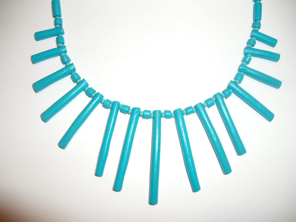 Na sliki je svetlo modra ogrlica