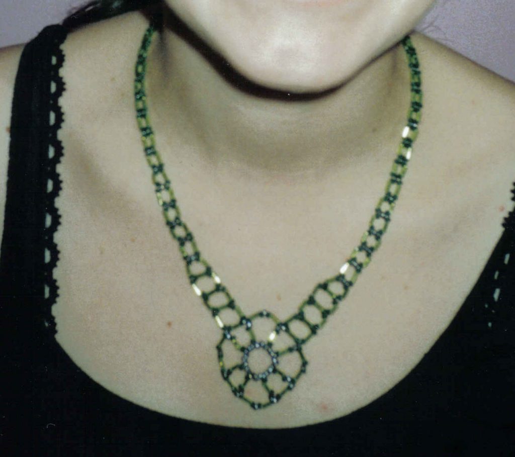Na sliki se nahaja zelena ogrlica